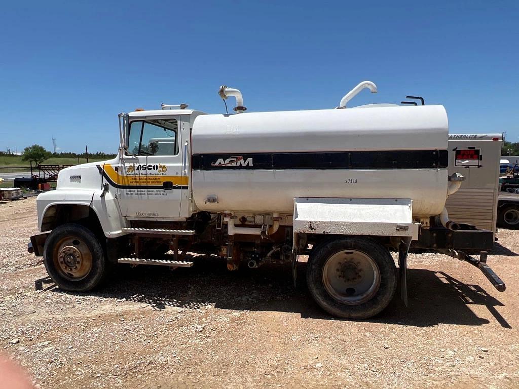 Image of Ford L8000 Primary image
