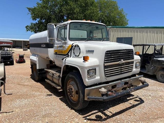 Image of Ford L8000 equipment image 2