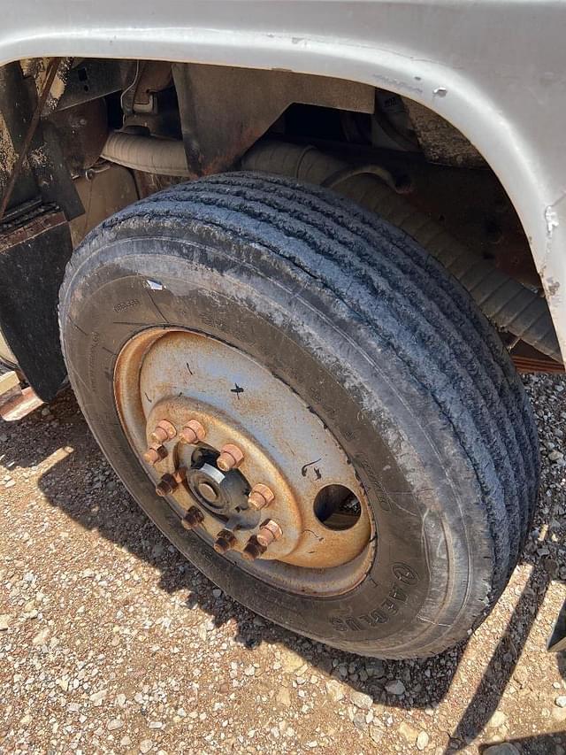 Image of Ford L8000 equipment image 3