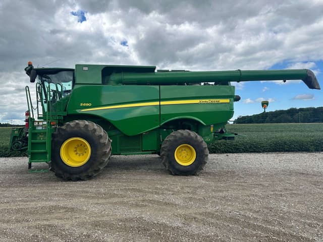 Image of John Deere S690 equipment image 1