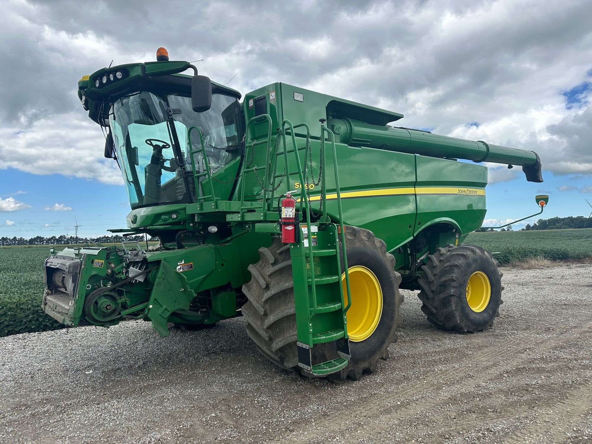 John Deere S690 Equipment Image0