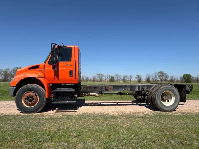 Image of International DuraStar 4400 equipment image 1