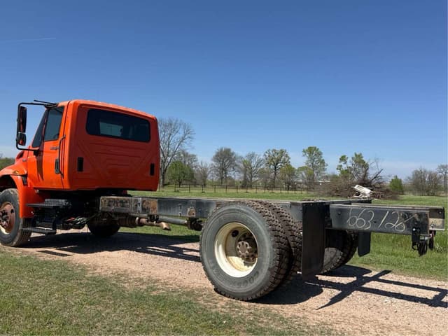 Image of International DuraStar 4400 equipment image 2