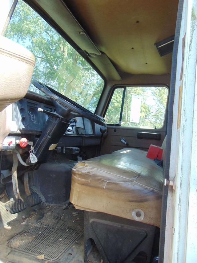 Image of International S1700 equipment image 4