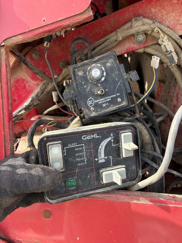 Image of Gehl 1285 equipment image 3