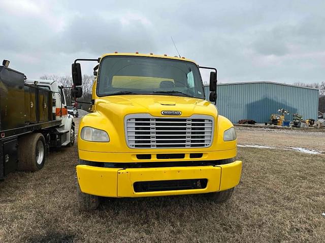 Image of Freightliner M2 106 equipment image 1