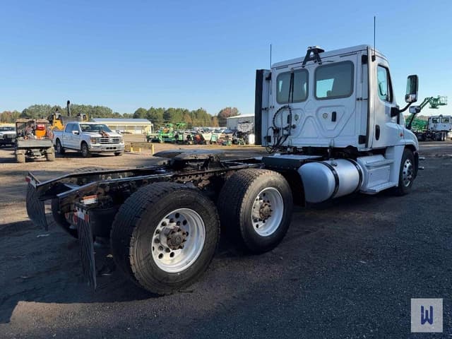 Image of Freightliner Cascadia 125 equipment image 4