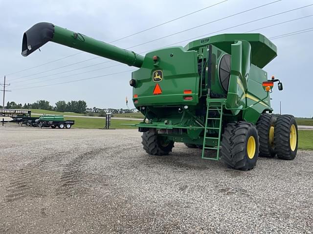 Image of John Deere S680 equipment image 4