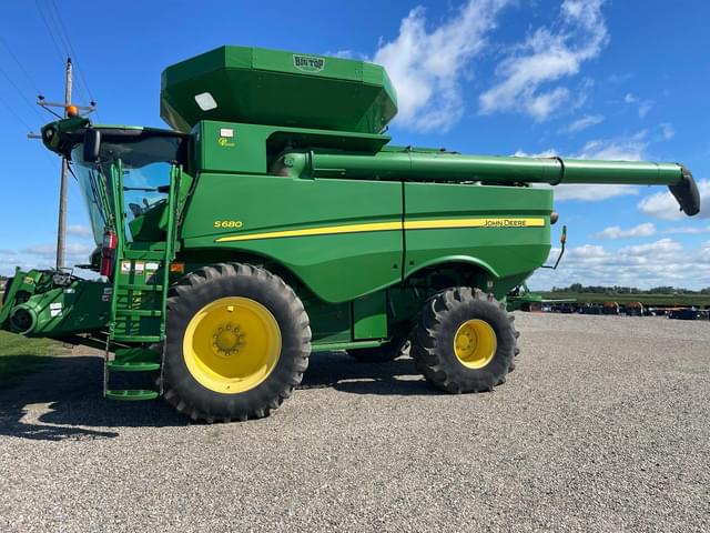 Image of John Deere S680 equipment image 1