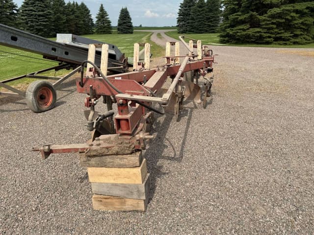 Image of International Harvester 710 equipment image 1