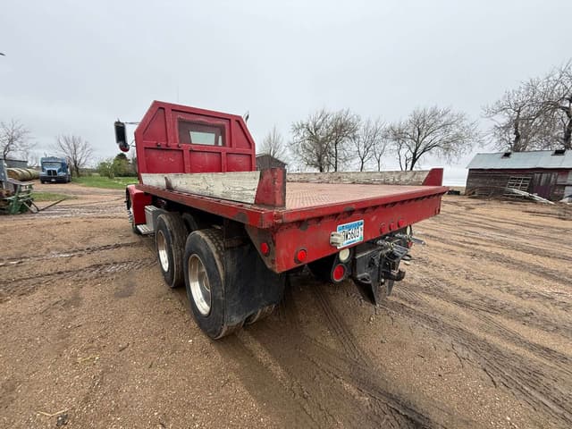 Image of Peterbilt 375 equipment image 4