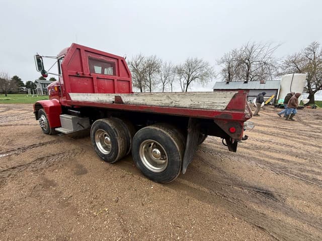 Image of Peterbilt 375 equipment image 3