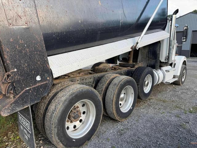 Image of Freightliner 122SD equipment image 3