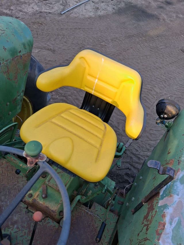 Image of John Deere 2940 equipment image 4