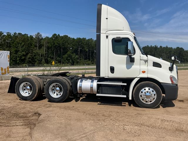 Image of Freightliner Cascadia equipment image 3