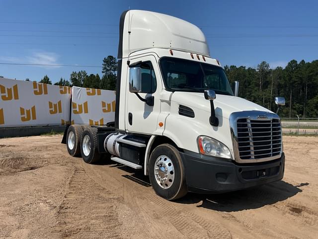 Image of Freightliner Cascadia equipment image 2