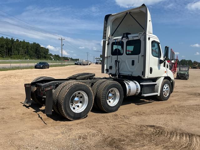 Image of Freightliner Cascadia equipment image 4