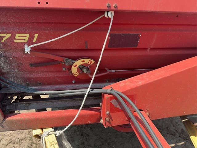 Image of New Holland 791 equipment image 3