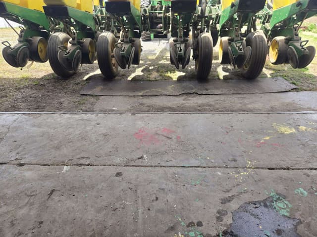 Image of John Deere 7200 equipment image 2