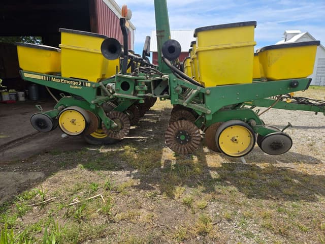 Image of John Deere 7200 equipment image 1
