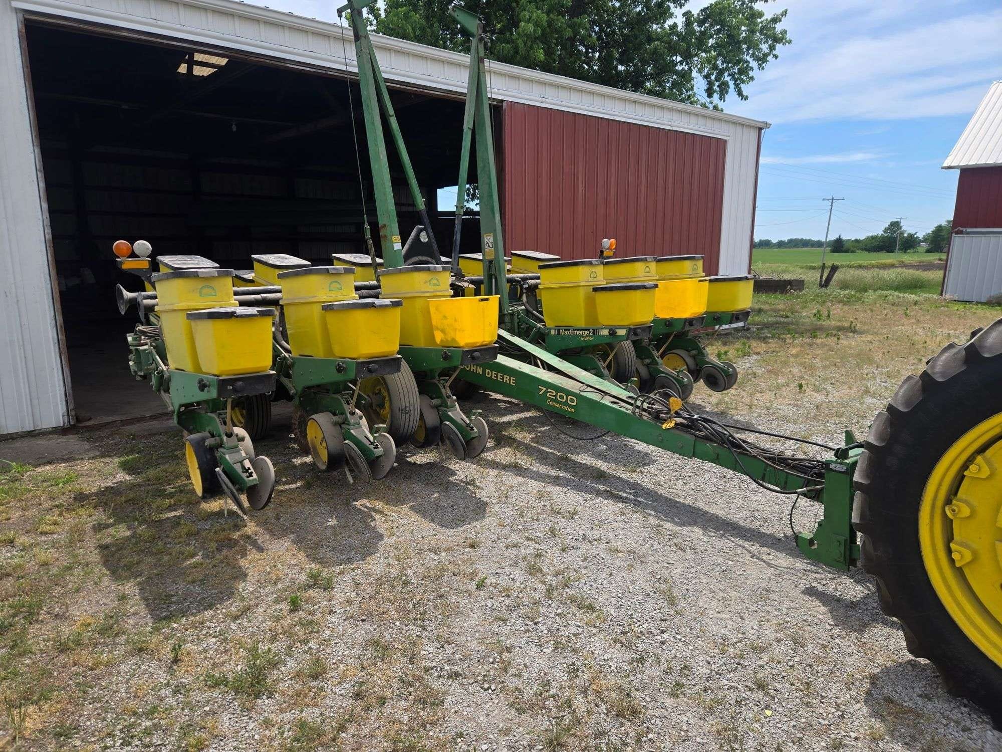 John Deere 7200 Equipment Image0