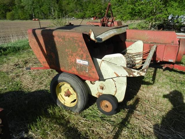 Image of International Harvester 440 equipment image 2