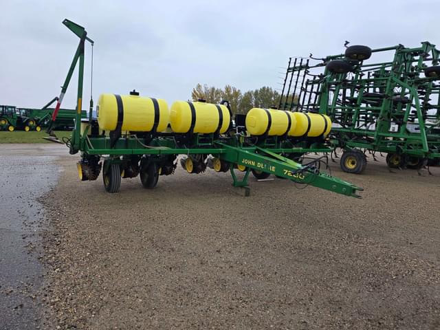 Image of John Deere 7200 equipment image 2
