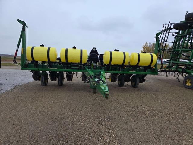 Image of John Deere 7200 equipment image 1