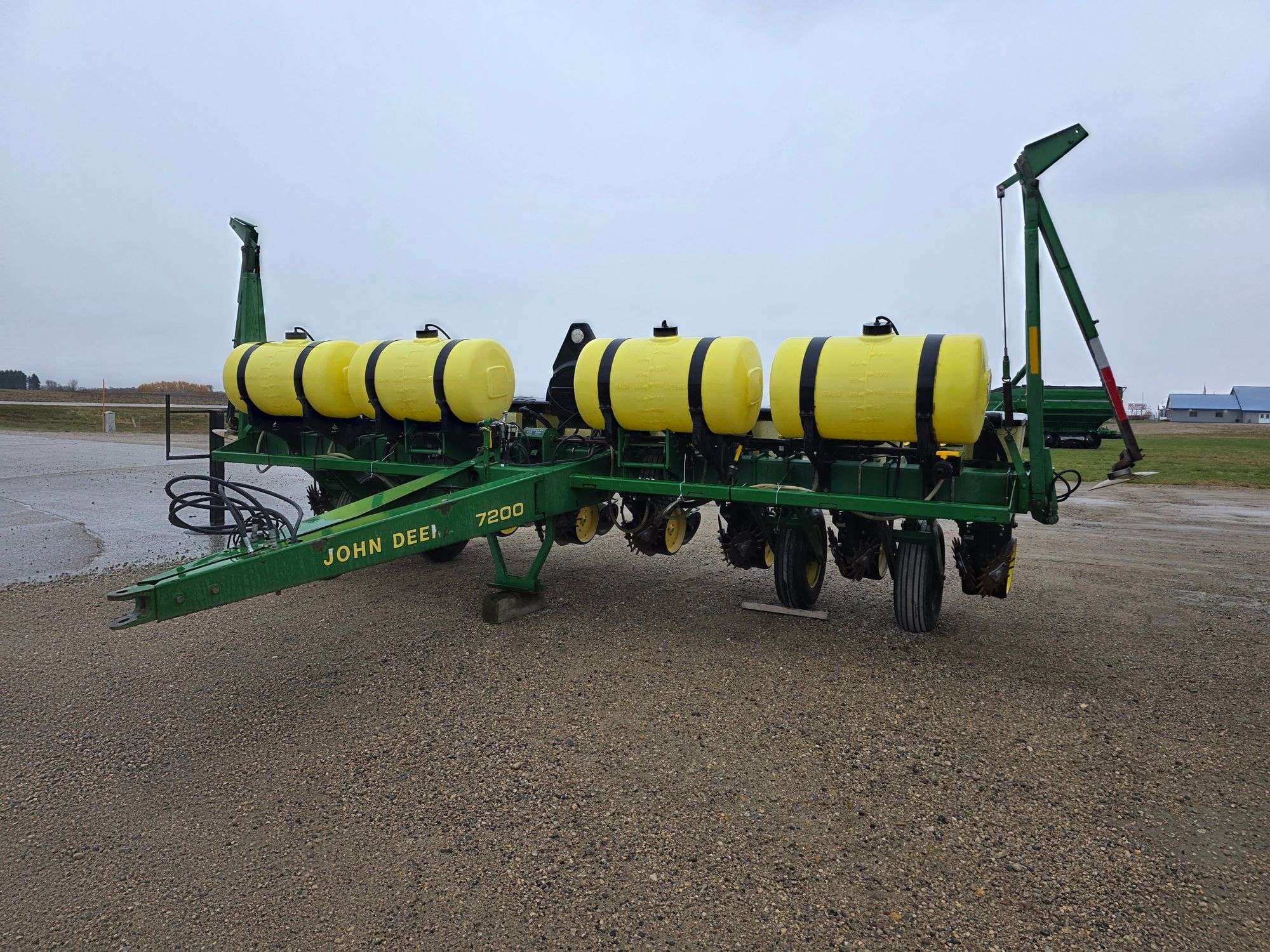 1992 John Deere 7200 Equipment Image0