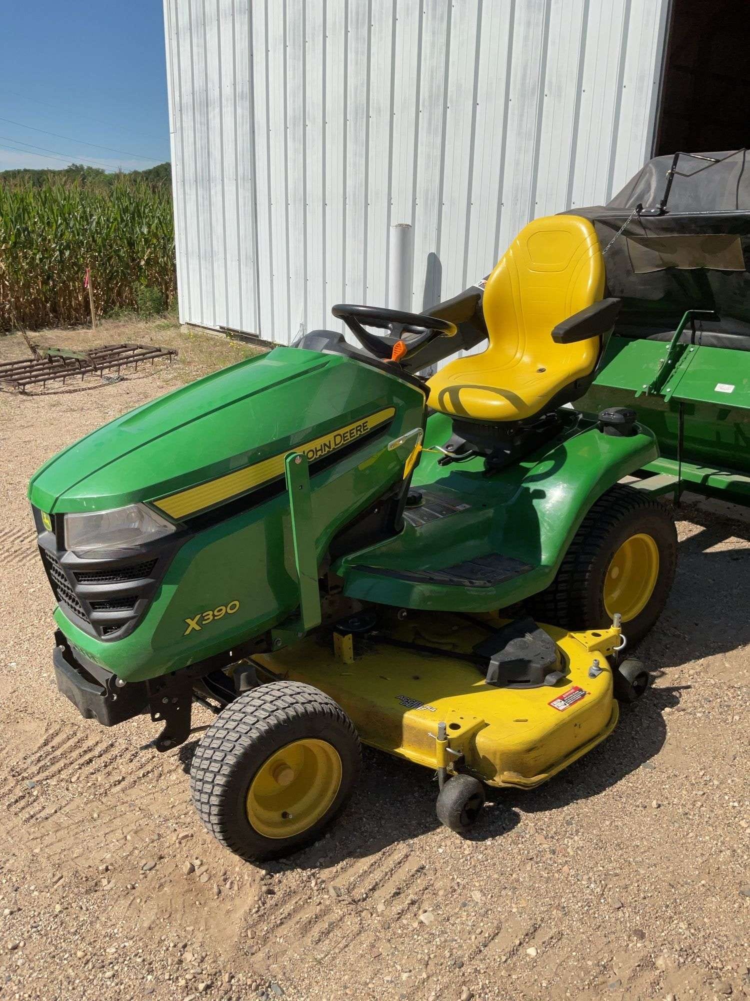 John Deere X390 Equipment Image0