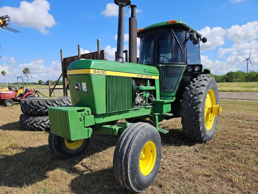 John Deere 4430 Equipment Image0