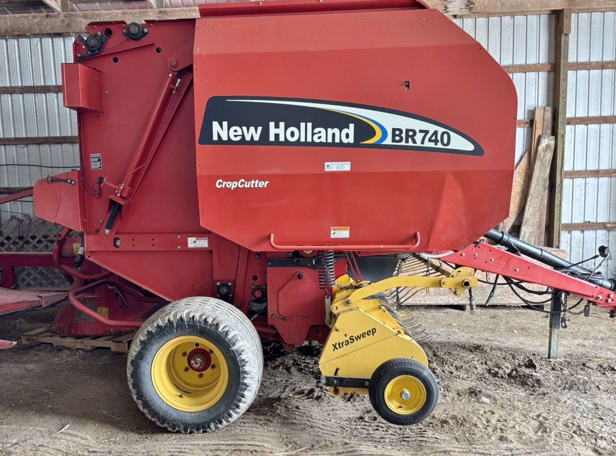 2004 New Holland BR740 Equipment Image0
