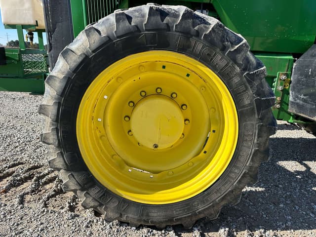 Image of John Deere 8100 equipment image 2