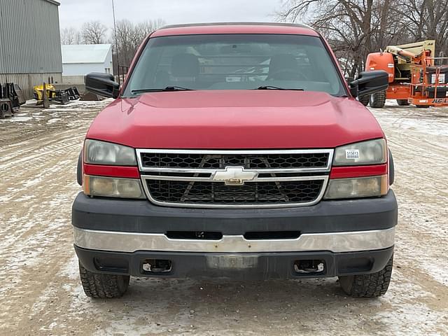 Image of Chevrolet 2500HD equipment image 1