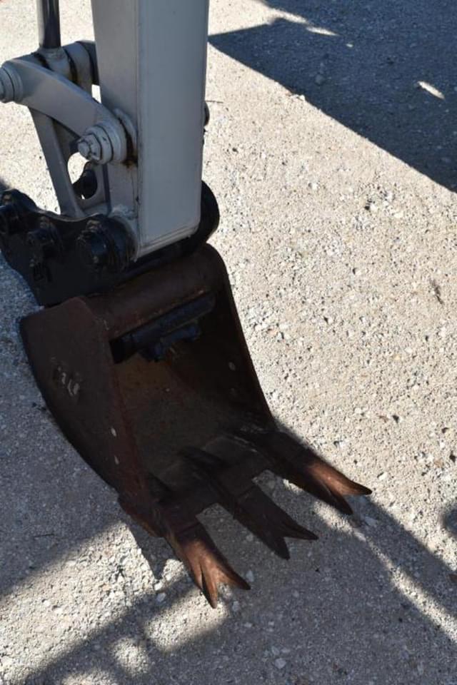 Image of Takeuchi TB230 equipment image 4