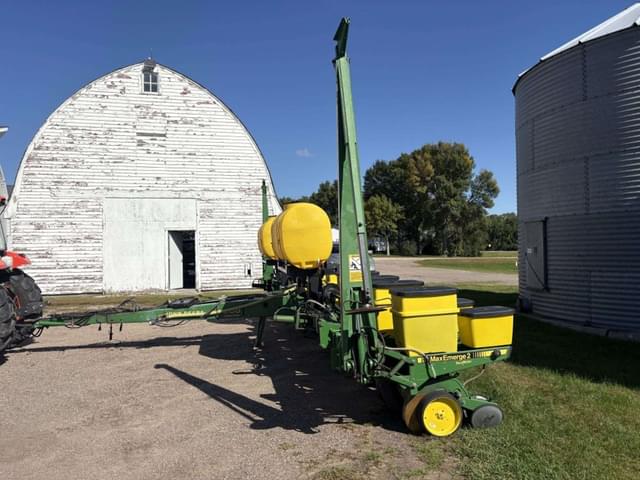 Image of John Deere 7200 equipment image 1