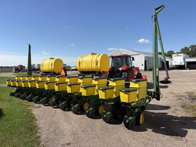 Image of John Deere 7200 equipment image 4