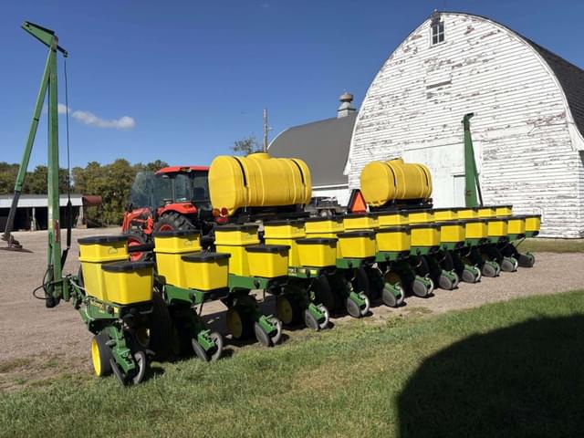 Image of John Deere 7200 equipment image 3