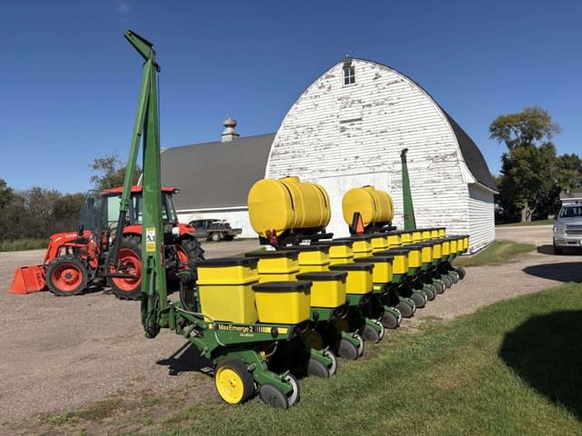 Image of John Deere 7200 equipment image 2