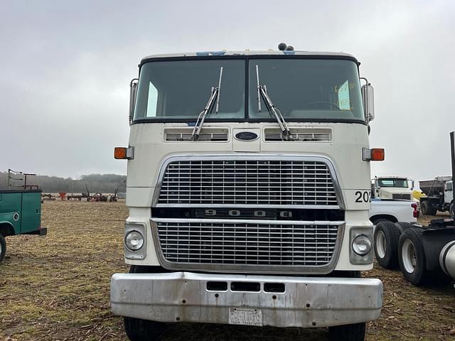 Image of Ford 9000 equipment image 1