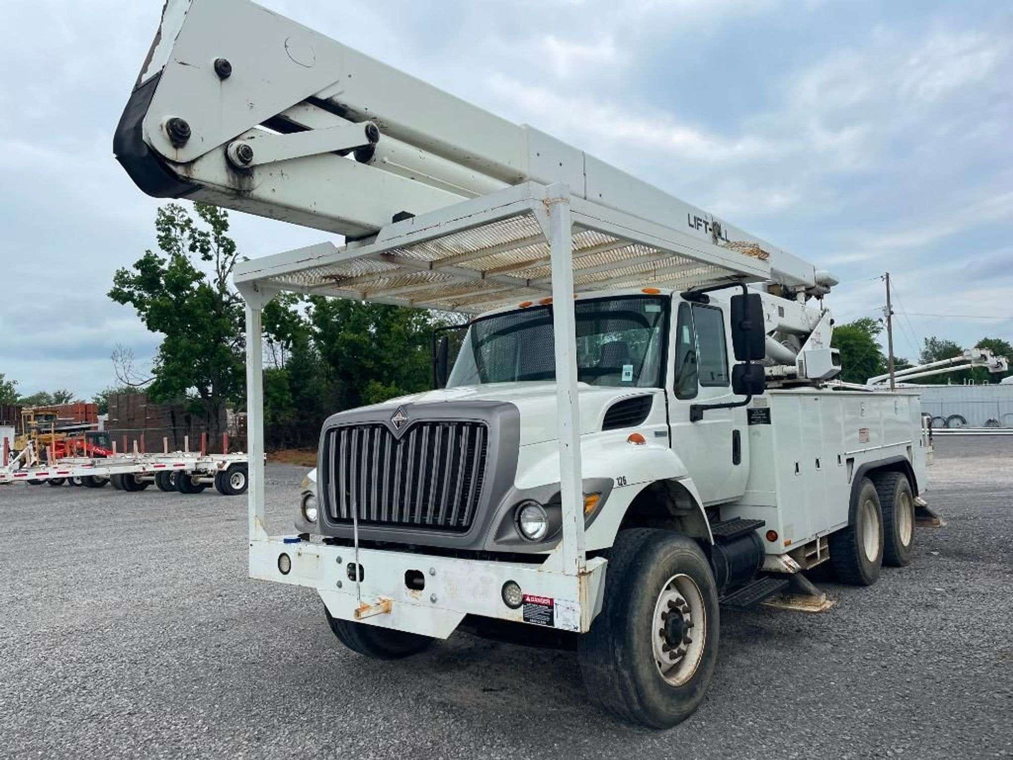 2008 International 7400 Equipment Image0