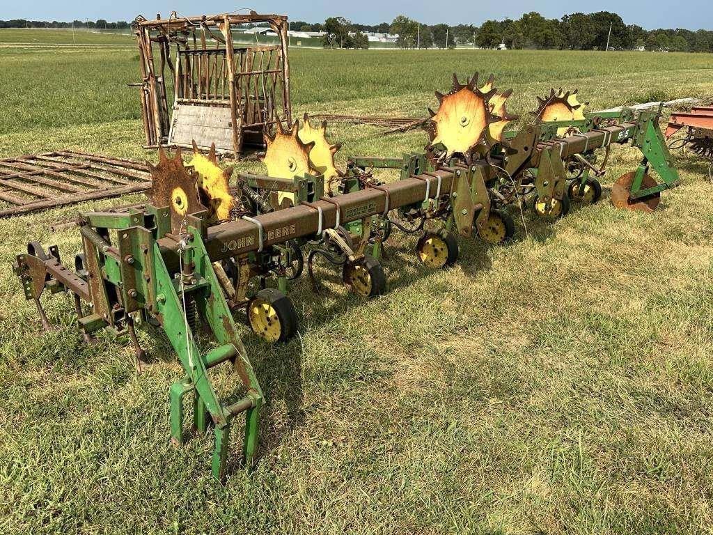 Image of John Deere 825 Primary image