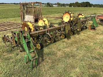 Main image John Deere 825