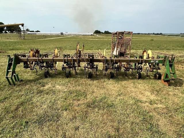 Image of John Deere 825 equipment image 1