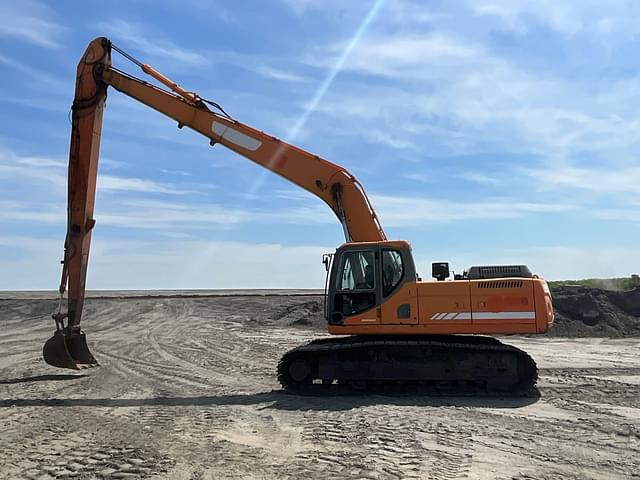 Image of  Doosan DX300LC equipment image 2