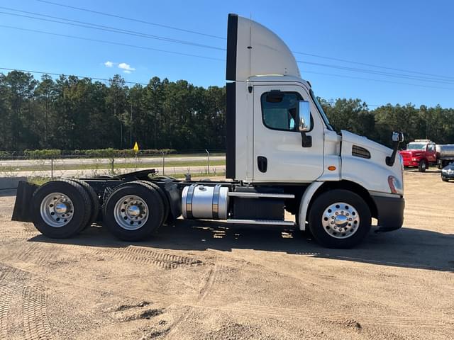Image of Freightliner Cascadia equipment image 3