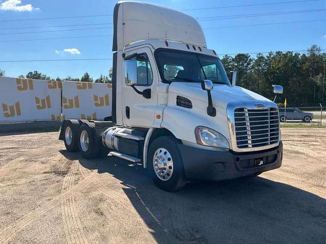 Image of Freightliner Cascadia equipment image 2