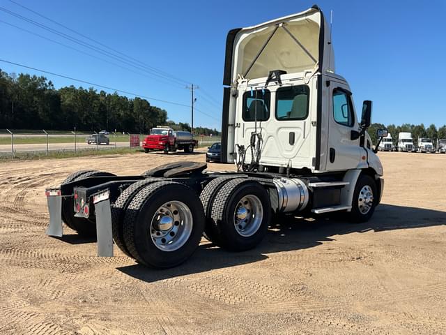 Image of Freightliner Cascadia equipment image 4
