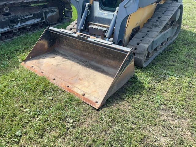 Image of John Deere 323D equipment image 2