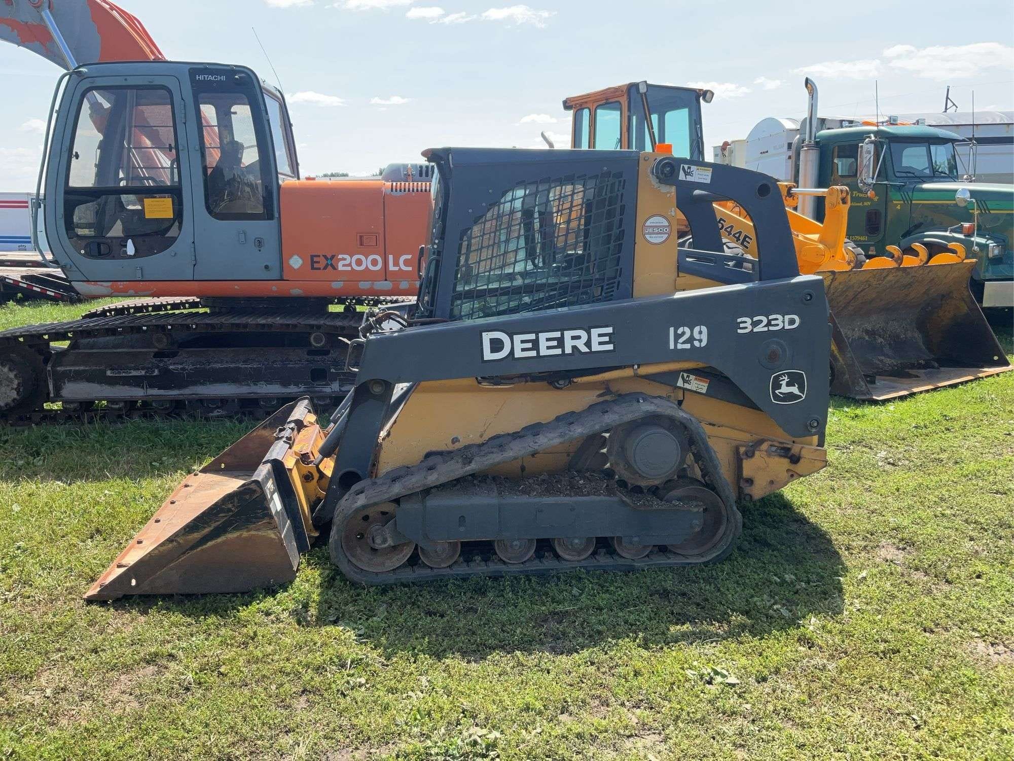 John Deere 323D Equipment Image0